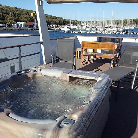 Hotel Hausboot Pula - Floating House Water Lily Esterno foto