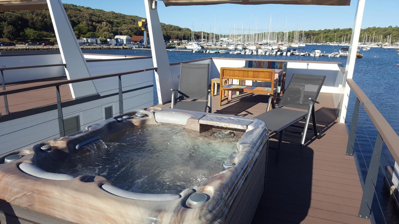 Hotel Hausboot Pula - Floating House Water Lily Esterno foto