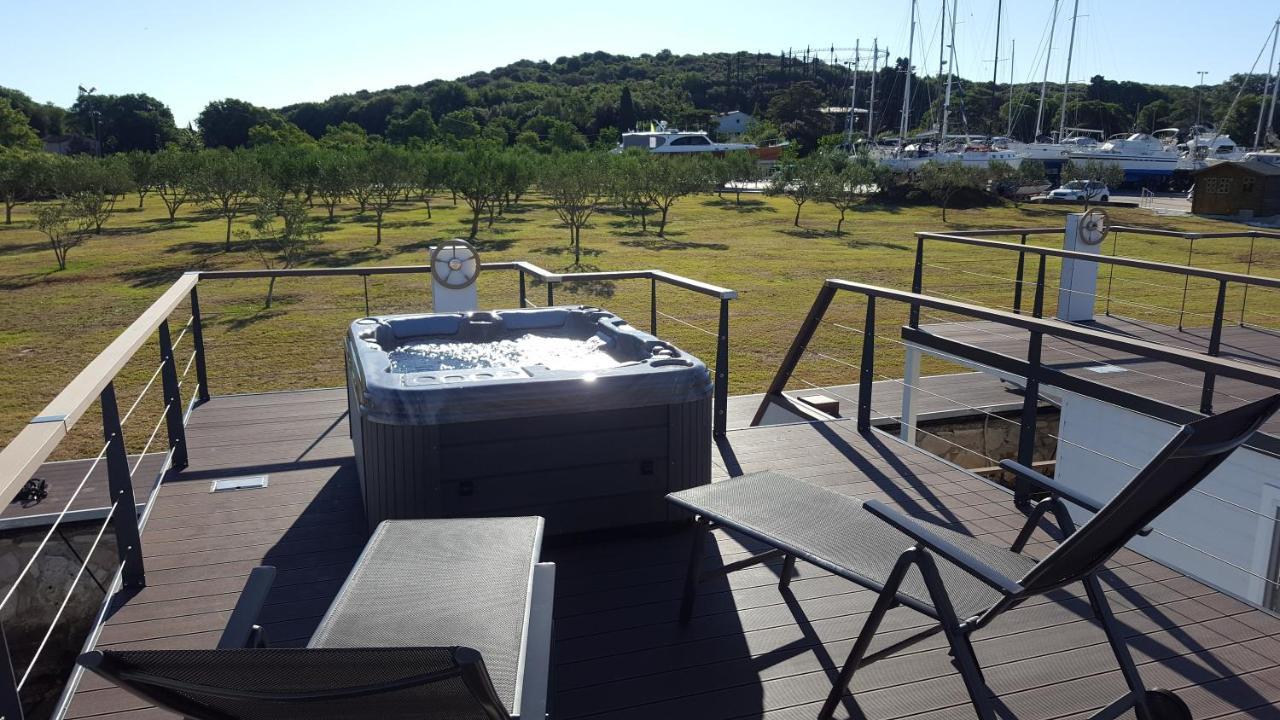 Hotel Hausboot Pula - Floating House Water Lily Esterno foto
