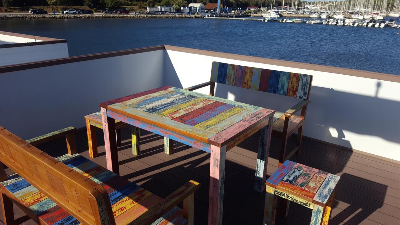 Hotel Hausboot Pula - Floating House Water Lily Esterno foto