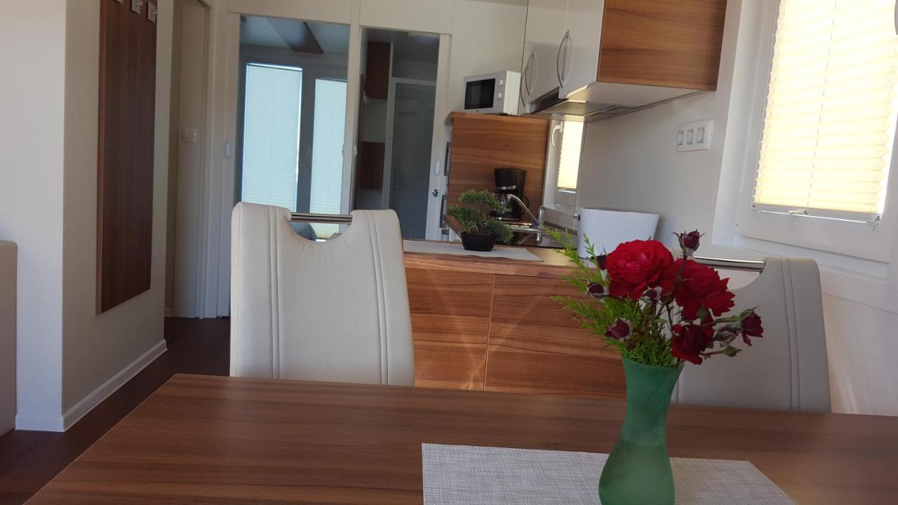 Hotel Hausboot Pula - Floating House Water Lily Esterno foto
