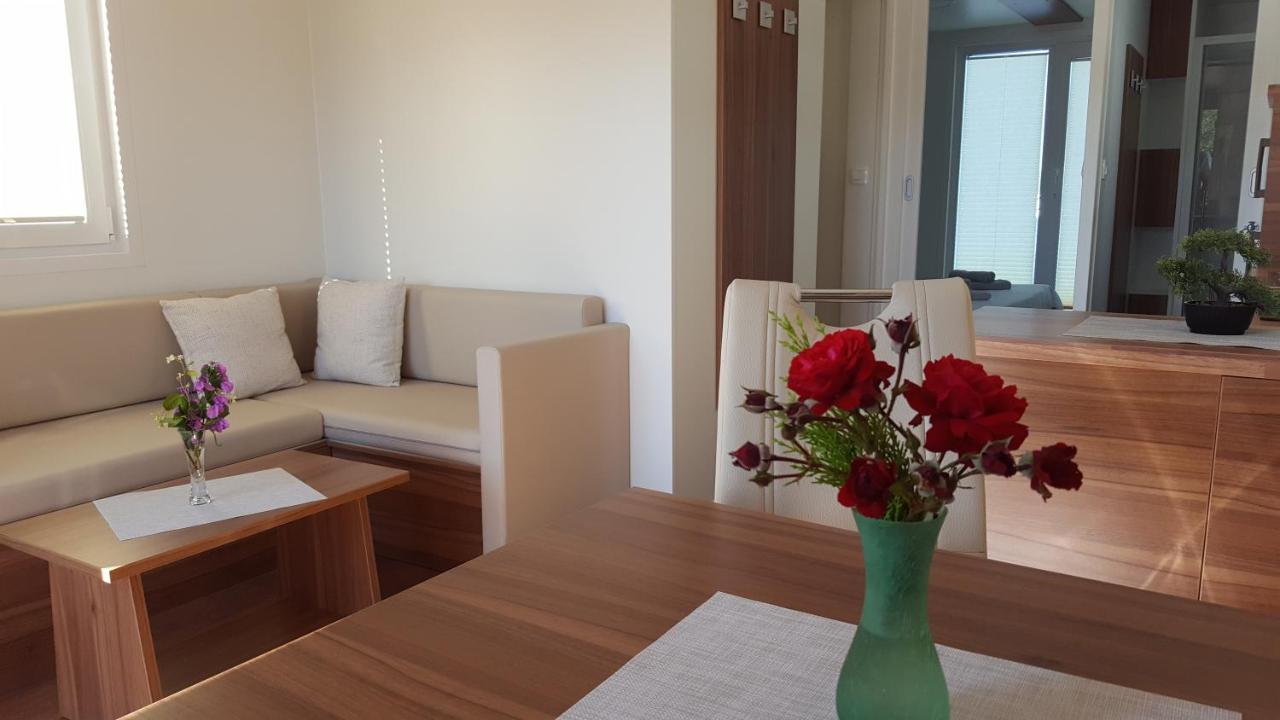 Hotel Hausboot Pula - Floating House Water Lily Esterno foto