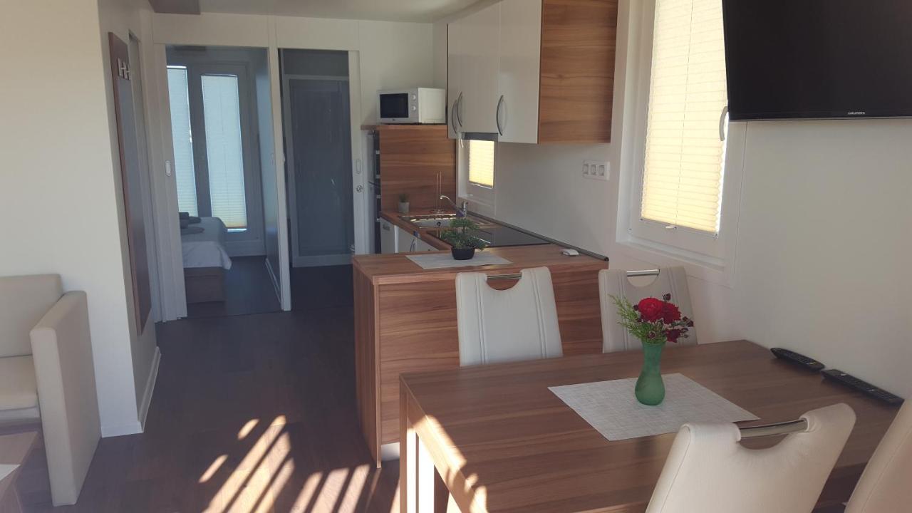 Hotel Hausboot Pula - Floating House Water Lily Esterno foto