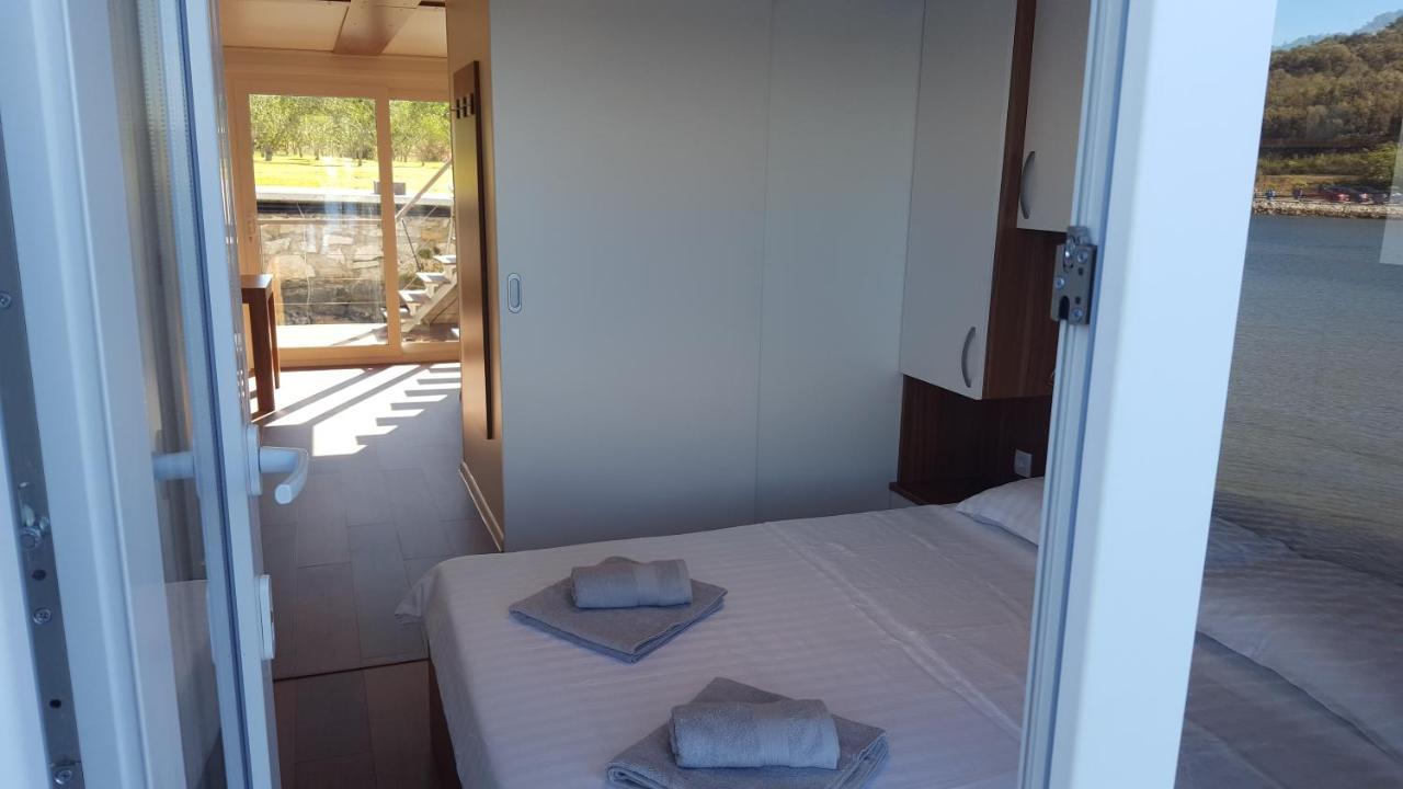 Hotel Hausboot Pula - Floating House Water Lily Esterno foto